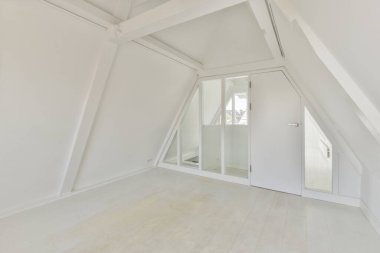 Lüks bir evde rahat ve ferah bir mansard tarzı boş bir oda.