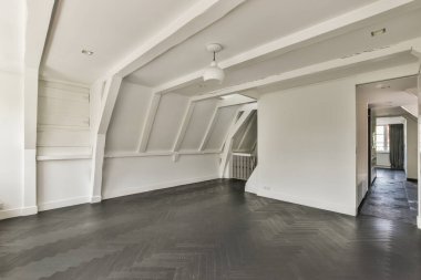 Lüks bir evde rahat ve ferah bir mansard tarzı boş bir oda.