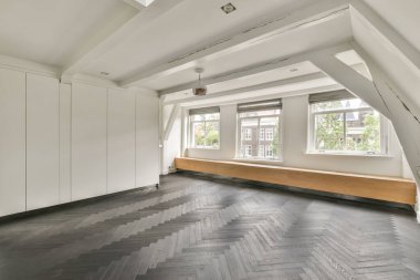 Lüks bir evde rahat ve ferah bir mansard tarzı boş bir oda.