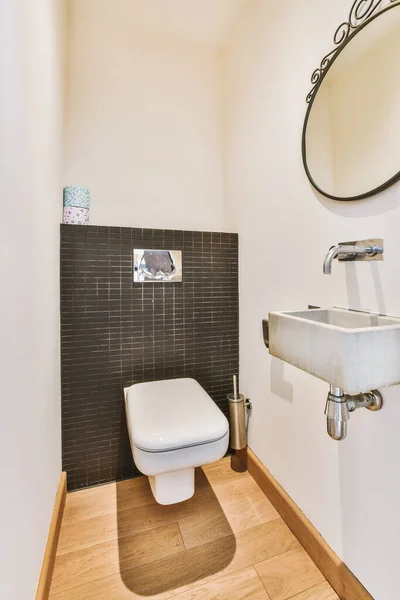 Interior Baño Estrecho Con Lavabo Pared Colgado Inodoro Con Paredes —  Fotos de Stock