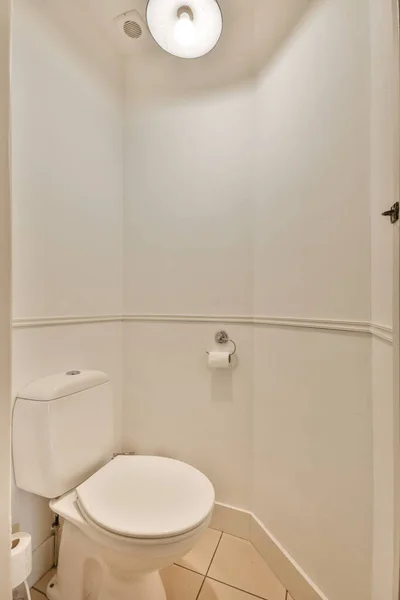 Змивний Туалет Розташований Білій Стіні Сучасної Квартири — стокове фото