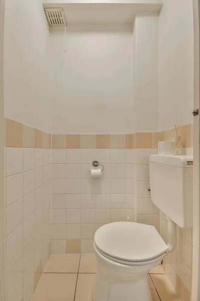Spola Toalett Ligger Vit Vägg Modern Lägenhet — Stockfoto