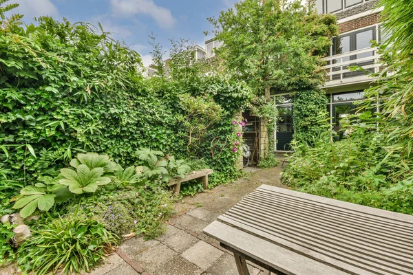 Neat Powerful Patio Sitting Area Small Garden — Fotografia de Stock