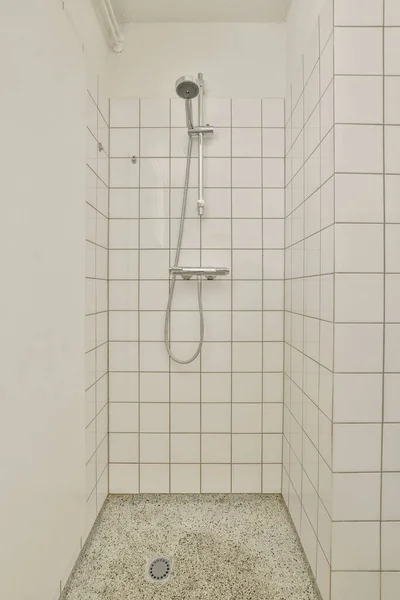 호스와 세탁기가 샤워실 — 스톡 사진