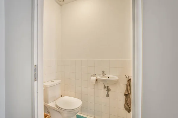 Змити Туалет Розташований Біля Невеликої Раковини Рушників Туалеті — стокове фото
