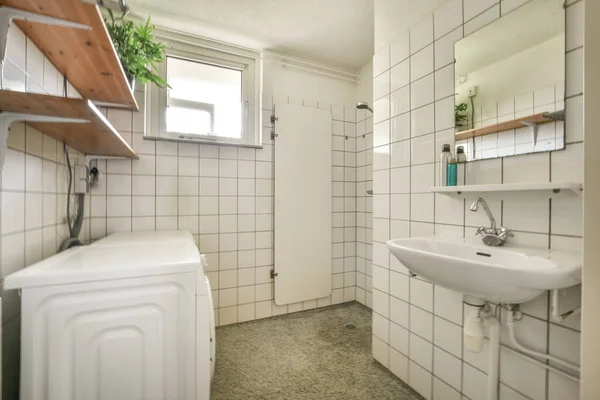 Innenraum Der Dusche Mit Schlauch Und Waschmaschine — Stockfoto