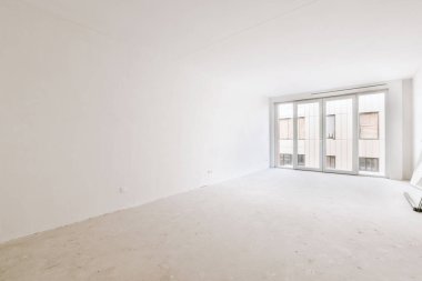 Evdeki boş ışık odasında plastik pencere ve beyaz duvar