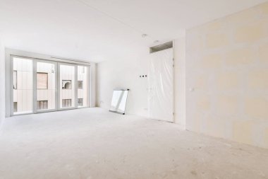 Evdeki boş ışık odasında plastik pencere ve beyaz duvar