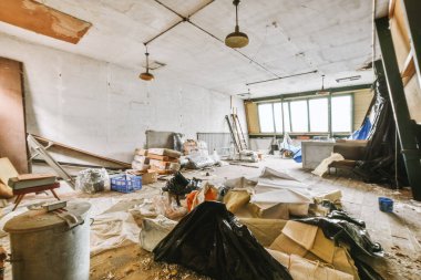 Lüks bir evde rahat ve ferah boş bir oda.