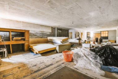 Lüks bir evde rahat ve ferah boş bir oda.