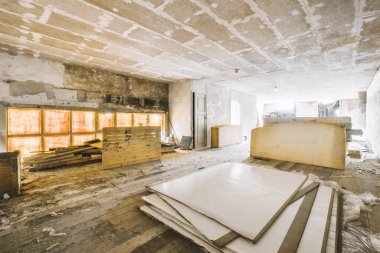 Lüks bir evde rahat ve ferah boş bir oda.