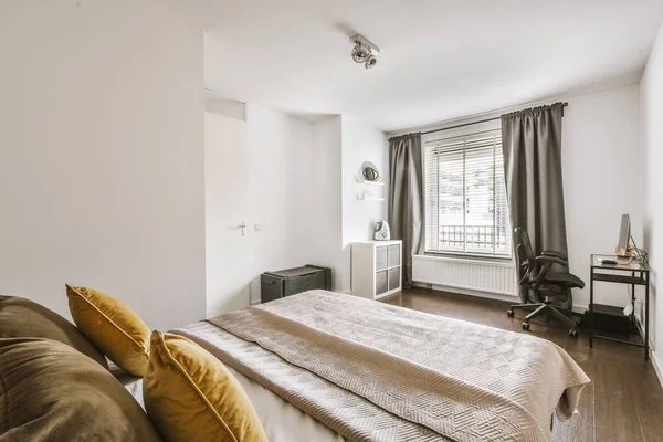 Masanın Yanına Bilgisayar Monitörlü Rahat Bir Sandalye Modern Apartmandaki Hafif — Stok fotoğraf