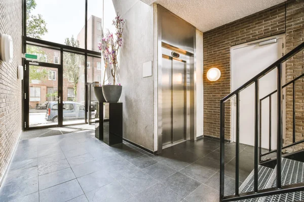 Aydınlatılmış Modern Apartman Binasının Fayanslı Zeminli Kapısı Olan Parlak Asansör — Stok fotoğraf