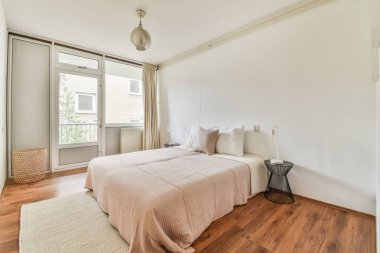 Yatak odasında geniş yatak.