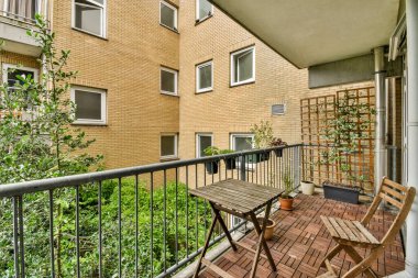 Güzel manzaralı rahat mobilyalarla balkonda oturma alanı