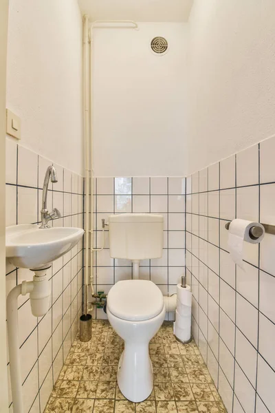 Wandhängende Toilette Und Kleines Waschbecken Der Ecke Toilettenraum Mit Beiger — Stockfoto