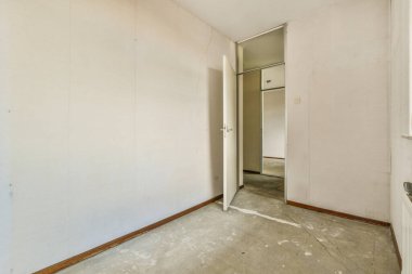 Lüks bir evde rahat ve ferah boş bir oda.