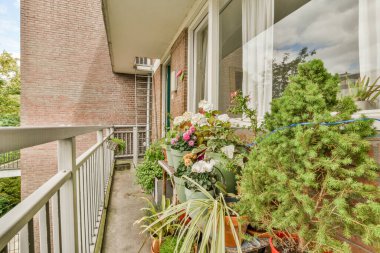 Eski tuğlalı binaların ve bisikletli arabaların ön manzarası küçük balkondan tırabzanlara kadar uzanıyor.