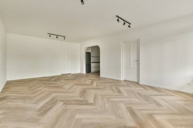 Evdeki boş ışık odasında, beyaz duvardaki plastik pencere ve radyatör.