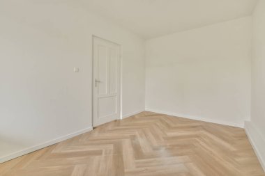 Evdeki boş ışık odasında, beyaz duvardaki plastik pencere ve radyatör.