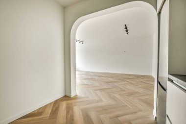 Evdeki boş ışık odasında, beyaz duvardaki plastik pencere ve radyatör.