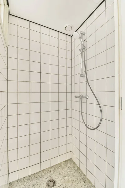 Partição Vidro Entre Torneira Chuveiro Banheiro Pendurado Parede Banheiro Moderno — Fotografia de Stock