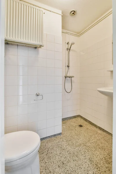 화장실에는 수돗물 면기를 칸막이 — 스톡 사진