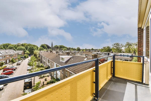 Balcon Étroit Brique Avec Balustrades Métalliques Chaise Porte Bois — Photo