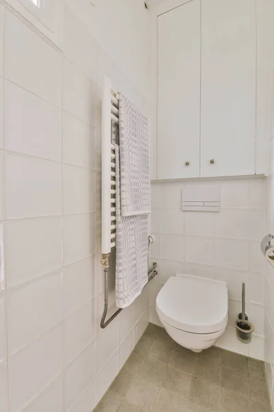 Interieur Van Smal Toilet Met Wastafel Wand Opgehangen Toilet Met — Stockfoto