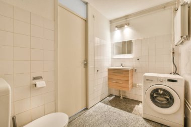 Sifon ve duş, evdeki lavabo ve çamaşır makinesinin yanında.