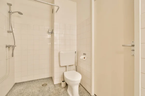 Spłuczka Prysznic Znajduje Się Pobliżu Zlewu Pralka Umywalni Domu — Zdjęcie stockowe