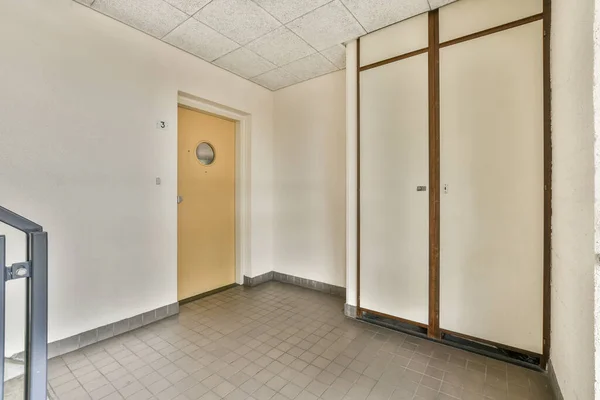 现代公寓简约型小走廊橱柜的内饰 — 图库照片