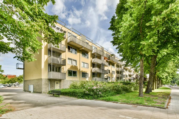 Zicht Straat Buurt Van Gebouw Met Schoonheid Van Vagitaion Buiten — Stockfoto