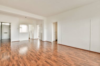 Evdeki boş ışık odasında, beyaz duvardaki plastik pencere ve radyatör.