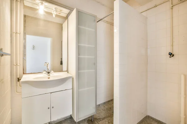 Belső Tér Kortárs Fürdőszoba Zuhanyzóval — Stock Fotó