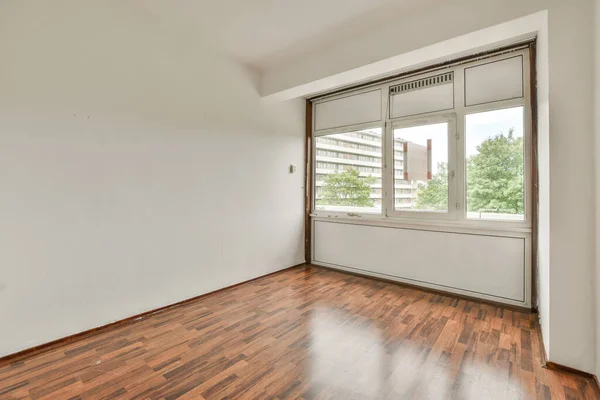 Interieur Van Leeg Modern Appartement Met Geometrische Panoramische Ramen Witte — Stockfoto