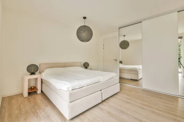 Cómoda Cama Cubierta Con Manta Blanca Situada Dormitorio Luminoso Apartamento —  Fotos de Stock