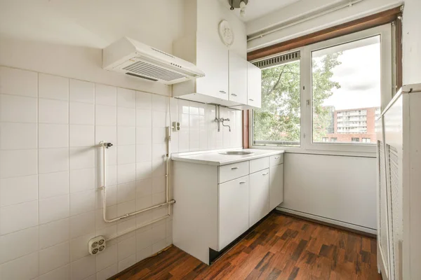 都市のアパートでよく組織化された小さな家庭用キッチン — ストック写真