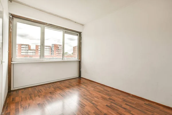 Interior Apartamento Moderno Vacío Con Ventanas Panorámicas Geométricas Paredes Blancas —  Fotos de Stock