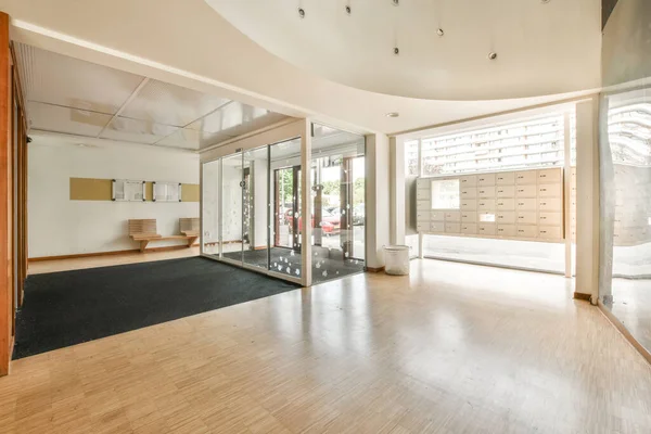 白いクローゼットとテラスにつながる扉を開いた現代的なアパートの回廊 — ストック写真