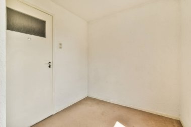 Evdeki boş ışık odasında, duvardaki plastik pencere ve radyatör.