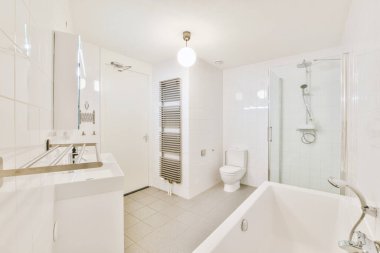 Mermer duvarlı bir banyonun lüks iç tasarımı.