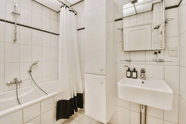 Sinks Mirrors Clean Bathtub Modern Bathroom White Tiled Walls — Stock Photo, Image