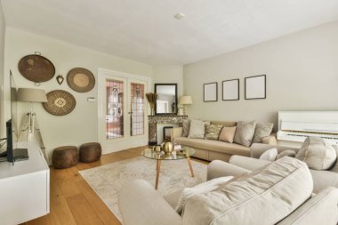 Piyano ve halı, cam kapılı ve şömineli modern kulübenin ışık salonuna yerleştirildi.