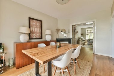 Minimalist tarzı açık mutfağı ve masa ve sandalyeleri olan geniş yemek alanı olan modern çatı katı dairesinin ev tasarımı.