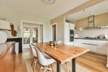 Minimalist tarzı açık mutfağı ve masa ve sandalyeleri olan geniş yemek alanı olan modern çatı katı dairesinin ev tasarımı.