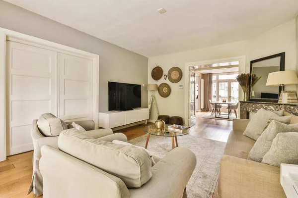 Piyano ve halı, cam kapılı ve şömineli modern kulübenin ışık salonuna yerleştirildi.