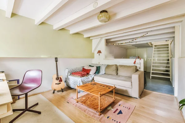 Design Interior Contemporan Minimalist Apartamentului Studio Ușor Masă Din Lemn — Fotografie, imagine de stoc