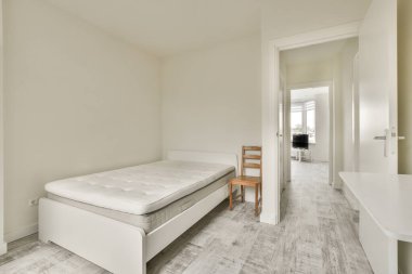 Pencerenin yanında rahat bir yatak odası var.