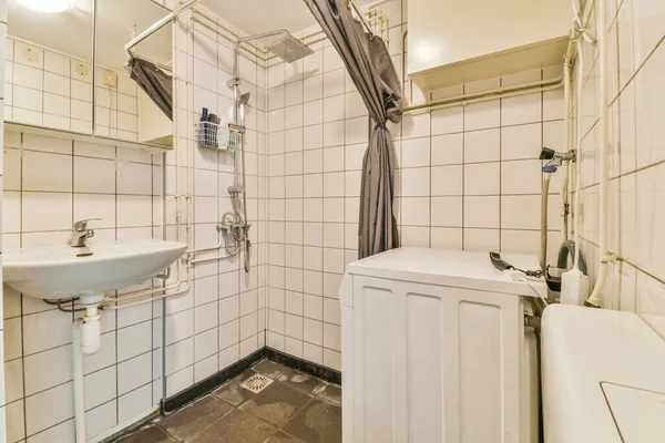 Shower Tap Wall Hung Toilet Modern Restroom Home — ストック写真